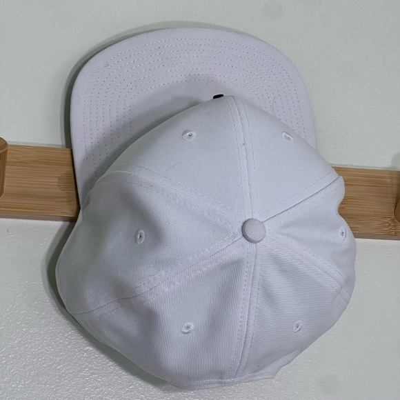 Men’s Jordan White and Black Cap new without tags no flaws - Picture 4 of 5